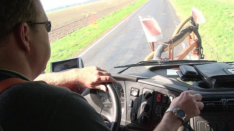 Arbeiten mit Joystick in der klimatisierten Fahrerkabine